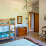 Camera con letto a castello e comò in legno