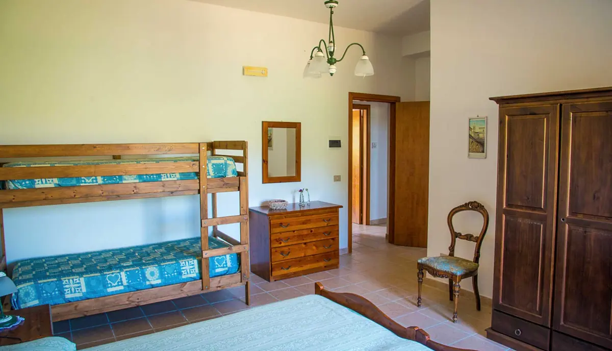 Camera con letto a castello e comò in legno