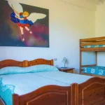 Camera con letto matrimoniale e letto a castello