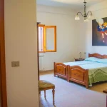 Camera con due letti e accesso al bagno privato