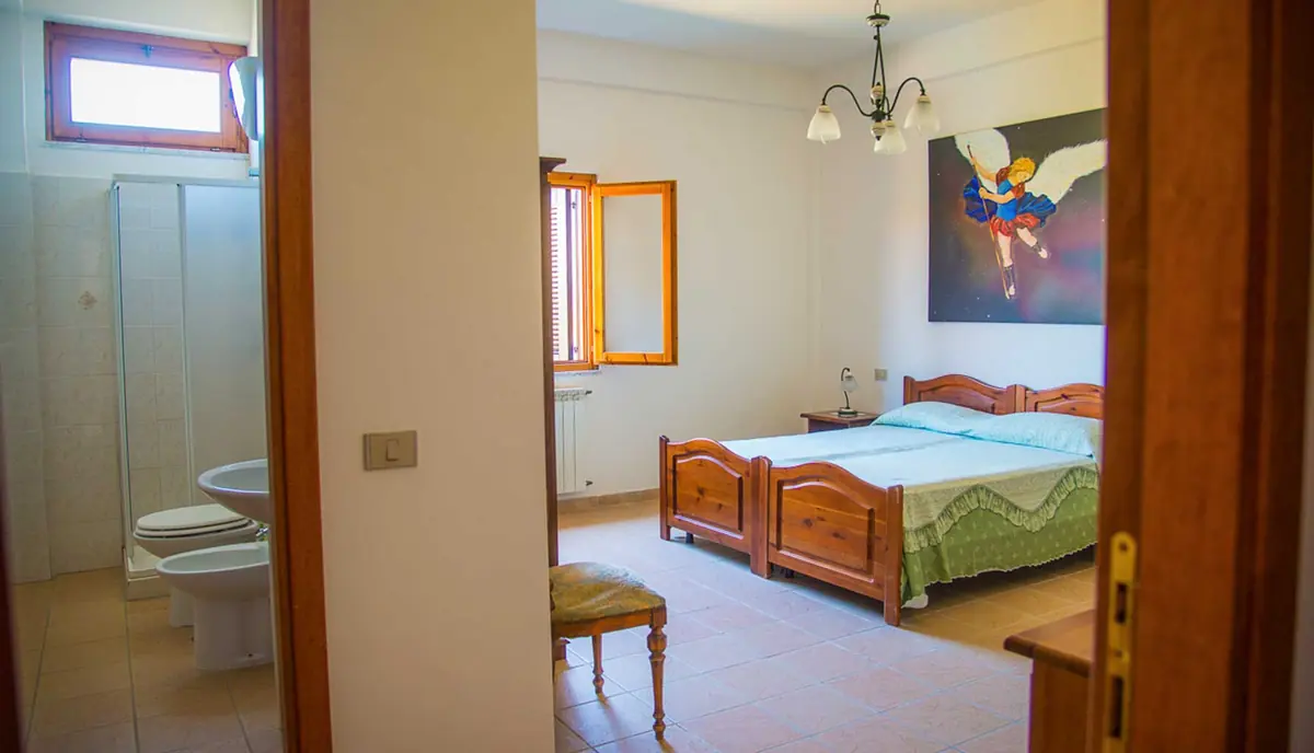 Camera con due letti e accesso al bagno privato
