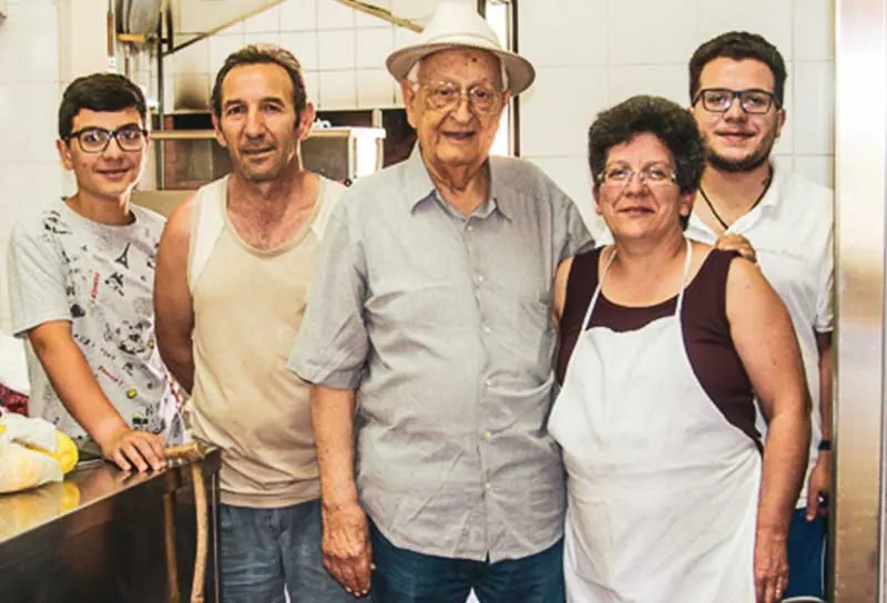 La famiglia Piluso insieme ad alcuni collaboratori nel frantoio