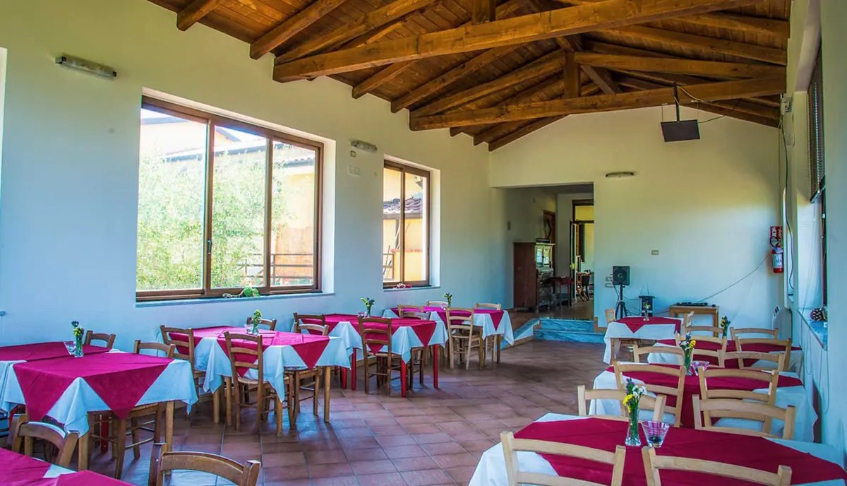 Sala interna con tavoli e finestre