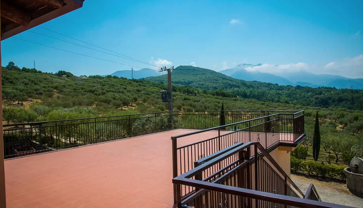 Terrazza dell'agriturismo con vista sulle colline